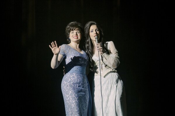 Lifetime 发布的这张图片显示，杰西·穆勒 (Jessie Mueller) 饰演洛雷塔·林恩 (Loretta Lynn)（右），梅根·希尔蒂 (Megan Hilty) 饰演帕西·克莱恩 (Patsy Cline)，这是电视电影《帕齐与洛雷塔》中的一个场景。这部电影于 10 月 19 日在 Lifetime 播出。 （杰克·吉尔斯·内特 / 美国头条网终生）