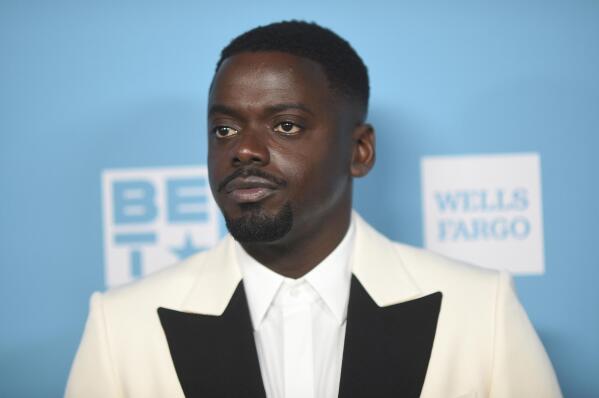 丹尼尔·卡卢亚 (Daniel Kaluuya) 出席 星期六在洛杉矶罗斯福酒店举行的第 53 届全国有色人种协进会形象奖现场放映会。 （理查德·肖特韦尔/Invision/美国头条网拍摄）