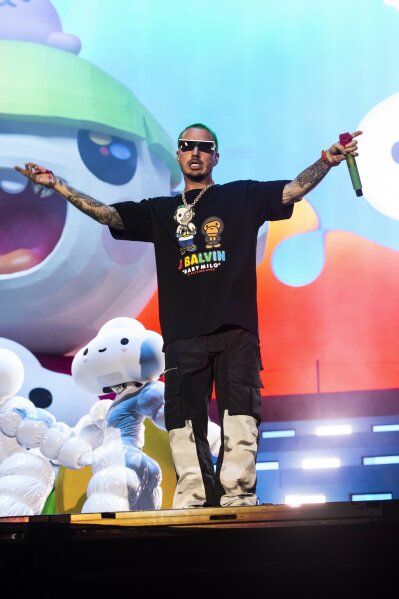 图片 - J Balvin 于 在芝加哥 Lollapalooza 表演。Balvin 在 2020 年拉丁格莱美颁奖典礼上获得了 13 项提名，其中包括两项年度专辑提名和两项年度唱片提名。 （艾米·哈里斯/Invision/美国头条网拍摄，档案）