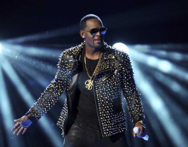 
              图片 - 在这张 的文件照片中，R. Kelly 在洛杉矶 BET 颁奖典礼上表演。如果检察官打算重新指控 R. Kelly 并将其定罪，即使有视频证据，他们也必须清除一系列重大法律障碍。律师迈克尔·阿维纳蒂 (Michael Avenatti) 于 星期四表示，他最近向检察官提供了一段显示凯利与未成年女孩发生性关系的 VHS 录像带，此后，人们猜测这位 R&B 明星可能会面临新的指控。 （弗兰克·米塞洛塔/Invision/美国头条网拍摄，档案）
            