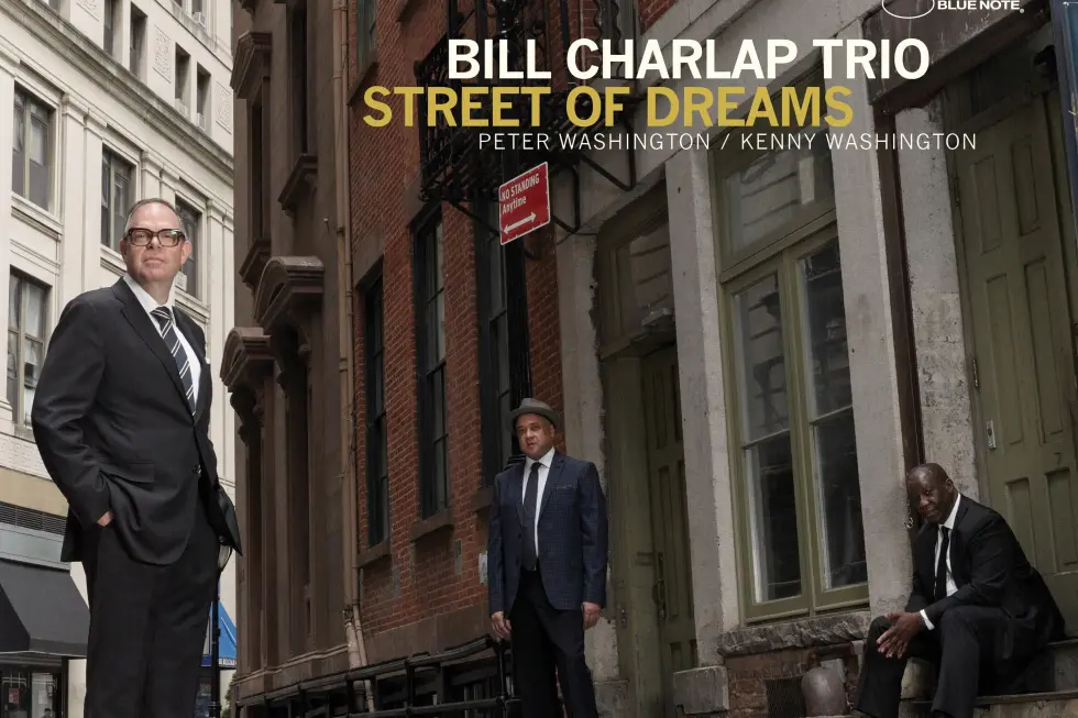 Blue Note Records 发布的这张图片展示了 Bill Charlap Trio 的《Street of Dreams》专辑封面艺术。 （蓝调唱片来自美国头条网）