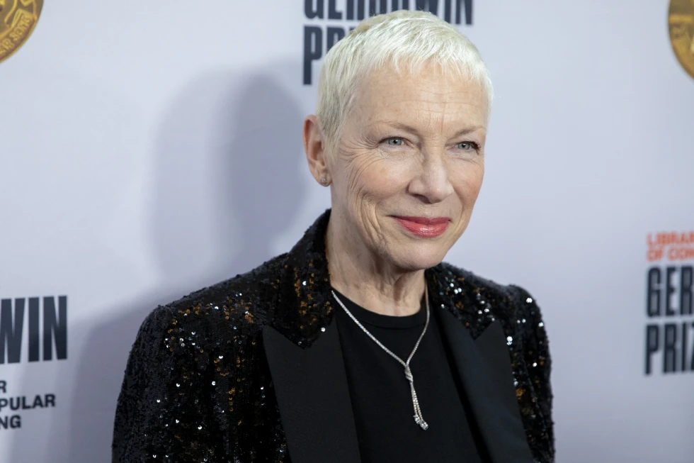 图片 - 安妮·蓝诺克斯 (Annie Lennox) 出席格什温奖颁奖典礼，该奖项旨在表彰一位音乐家对流行音乐的终生贡献，颁奖典礼于 在华盛顿 DAR 宪法大厅举行。伦诺克斯不会退休。尽管她在摇滚名人堂乐队 Eurythmics 的搭档戴夫·斯图尔特 (Dave Stewart) 最近发帖称 Lennox“不会再巡演”，也不会参加今年秋天的“Sweet Dreams 40 周年巡演”，但 Lennox 告诉美国头条网她将继续表演。 （美国头条网照片/阿曼达·安德拉德-罗兹，档案）